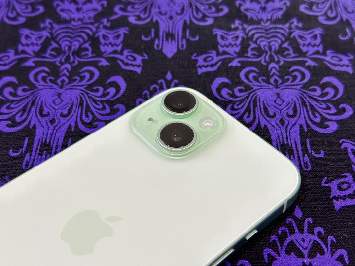 O módulo da câmera em um iPhone 15 verde.