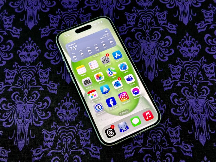 A tela de um iPhone 15 verde.