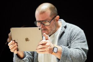 Jony Ive poderia desenvolver dispositivo de hardware de IA com Sam Altman da OpenAI