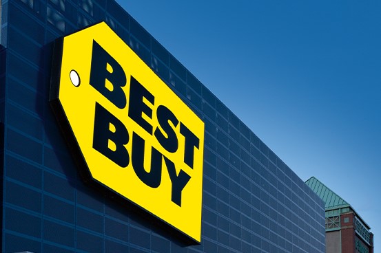 Logotipo da Best Buy em um prédio.