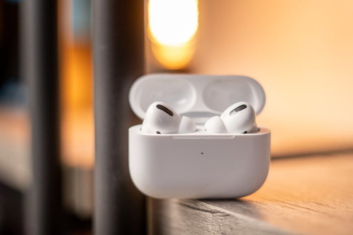 O Apple Airpods Pro em seu estojo de carregamento.