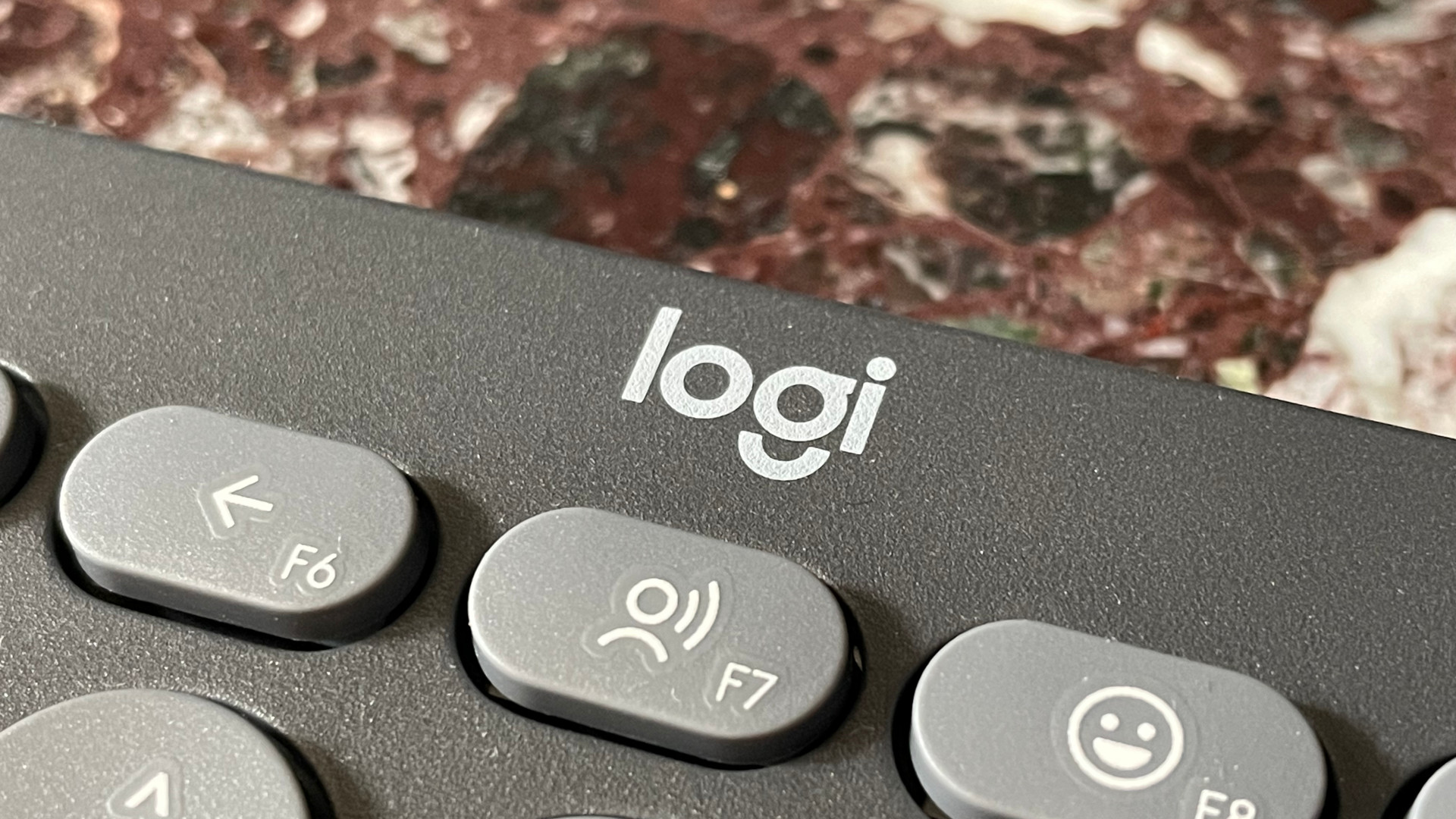 O teclado Logitech Pebble Keys 2 K380S, com o logotipo Logi visível em destaque.