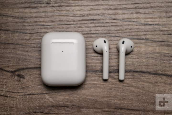 Apple AirPods 2 em uma mesa.