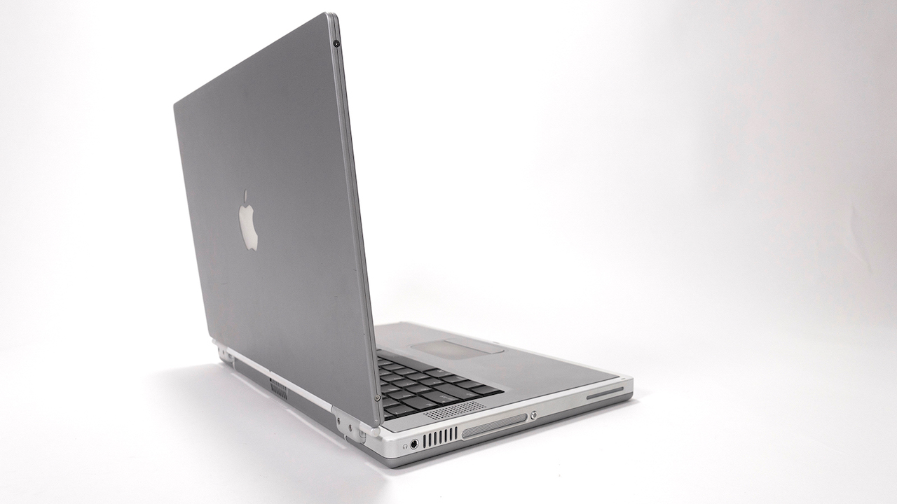 PowerBook Titanium G4 em um fundo branco