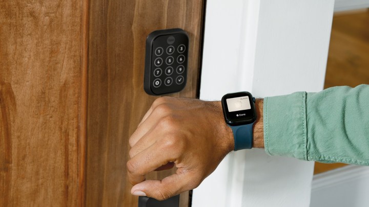 Uma pessoa abrindo o Yale Assure Lock 2 com o Apple Watch.