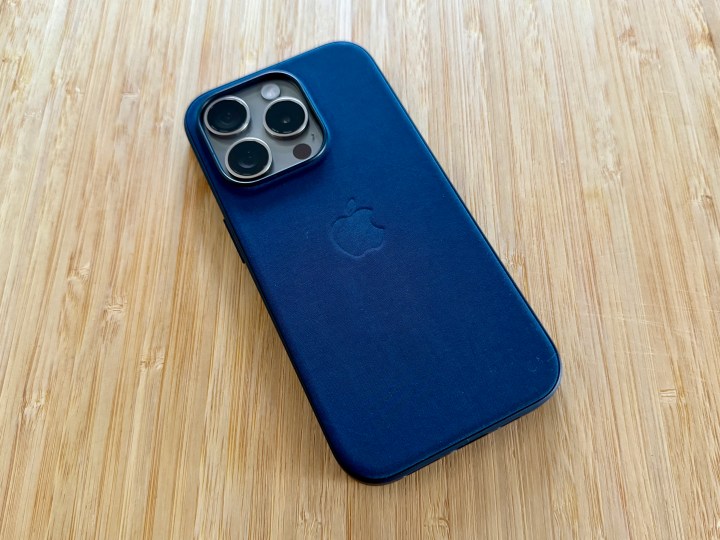 Capa Apple FineWoven em Pacific Blue em um iPhone 15 Pro de titânio natural.