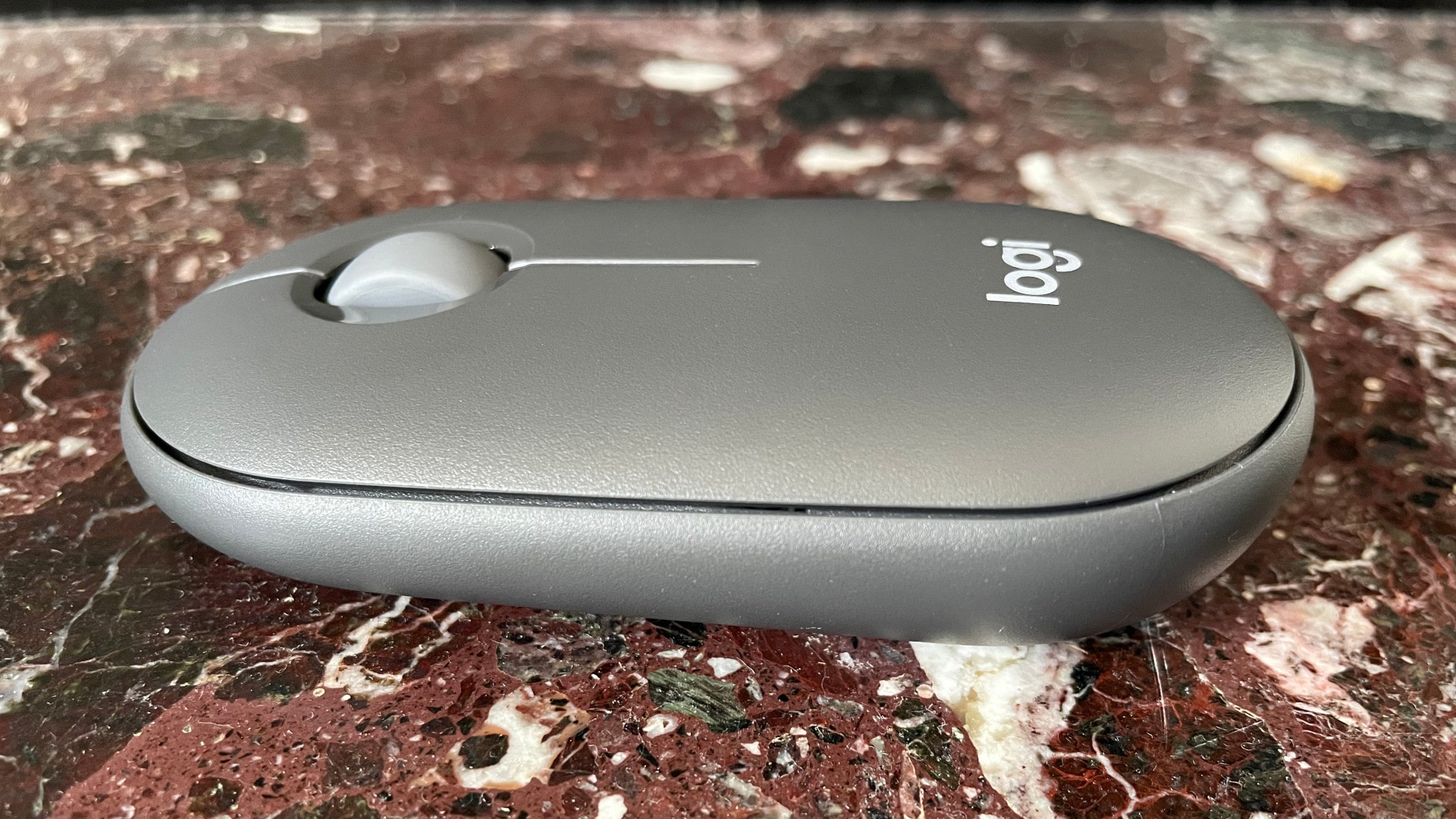 O mouse Logitech Pebble Mouse 2 M350S visto de lado.