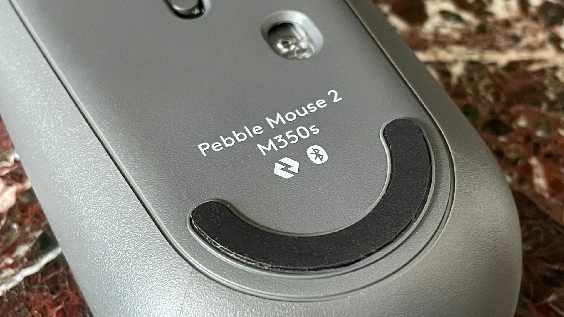 A parte inferior do mouse Logitech Pebble Mouse 2 M350S.