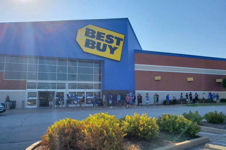 Linha fora da Best Buy para reabastecimento RTX.