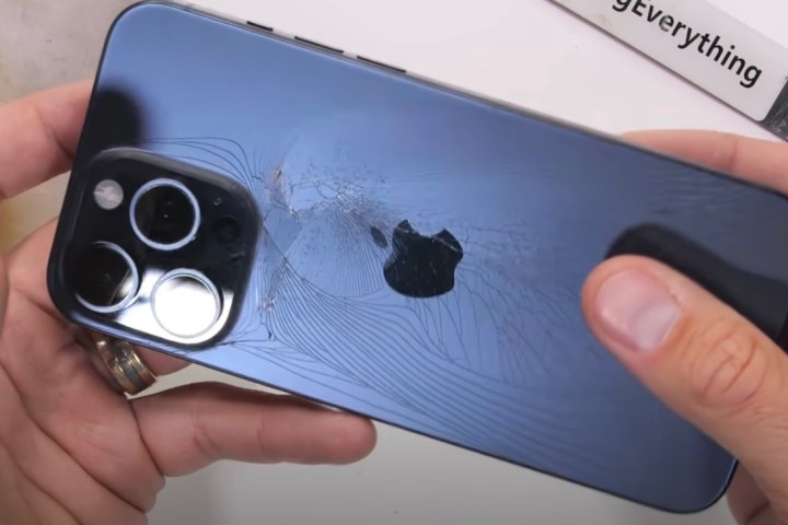 Unboxing de iPhone 15 Pro Max quase dá errado, e vídeo viraliza: 'Que  susto', Tecnologia