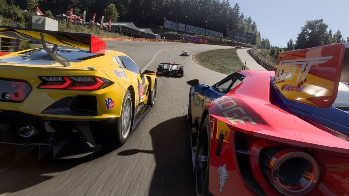 EMBARGO 4/10 12h01 PT: Um ângulo de câmera próximo a uma corrida do Forza Motorsport.