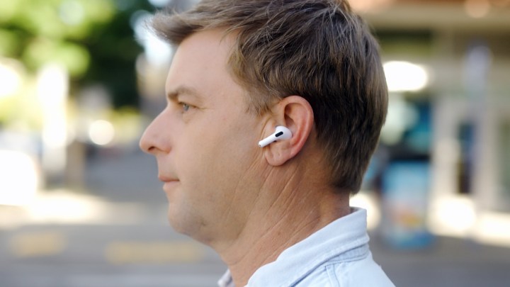 Perfil de um homem usando o Apple AirPods Pro 2 com USB-C e case MagSafe.