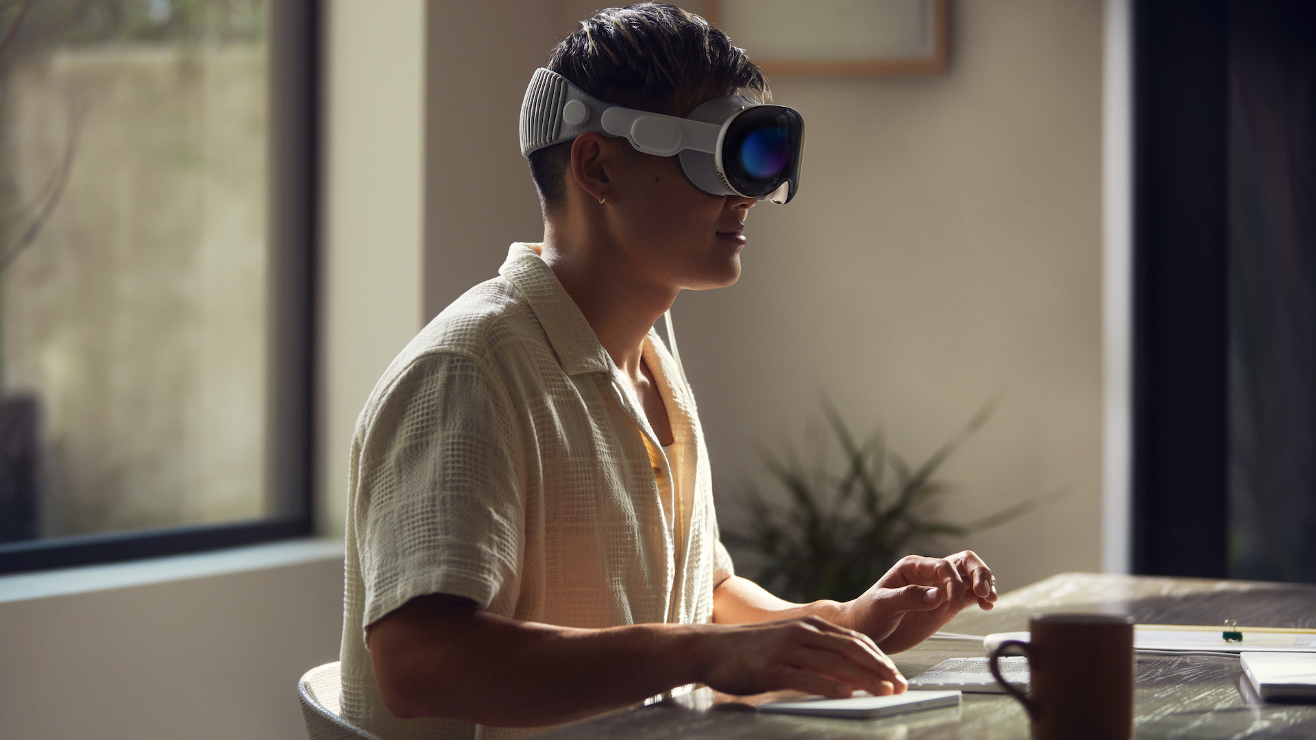 Headset Apple Vision Pro, um wearable de realidade aumentada que coloca aplicativos e ambientes digitais no seu mundo real.