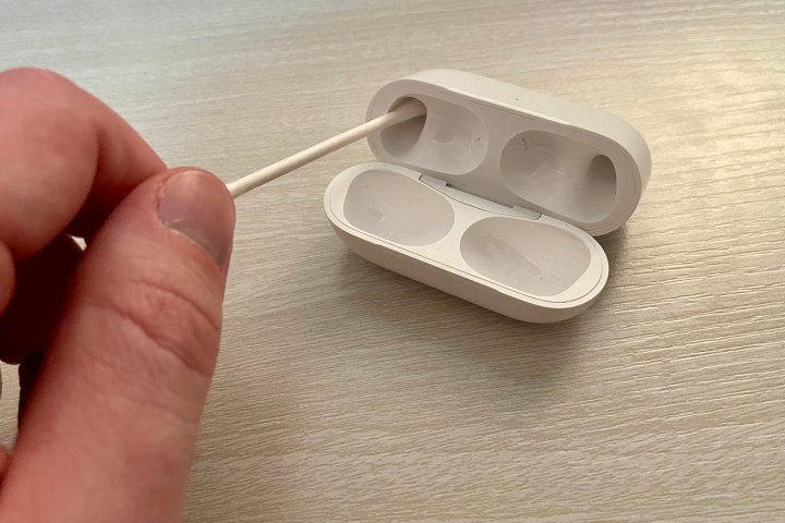 Limpar o interior do case do AirPods Pro com um cotonete.