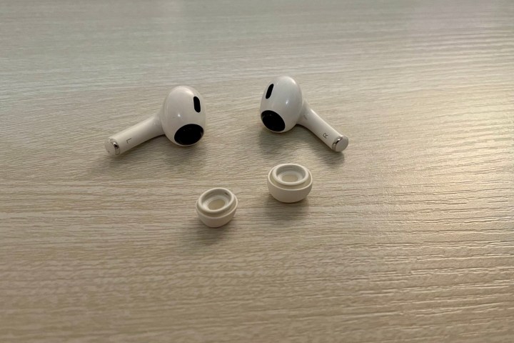 Um conjunto de AirPods Pro com as pontas auriculares removidas.