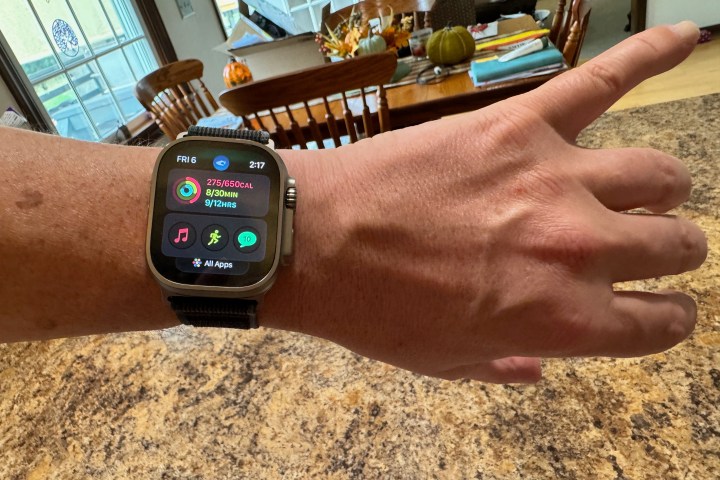 Um Apple Watch Ultra 2 mostrando o ícone Double Tap.