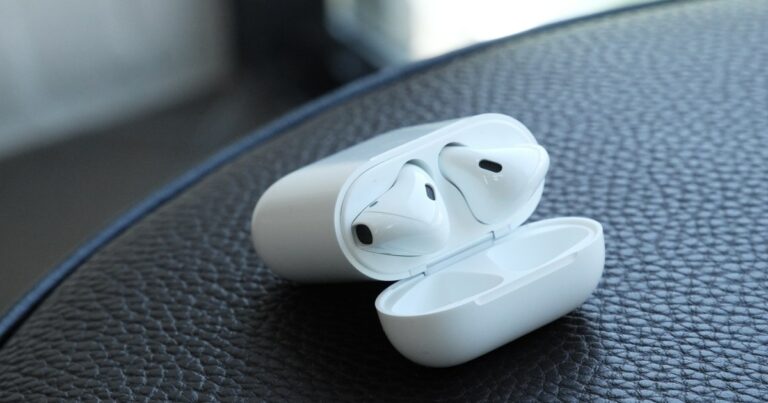 O presente de feriado perfeito?  AirPods têm desconto de US$ 99