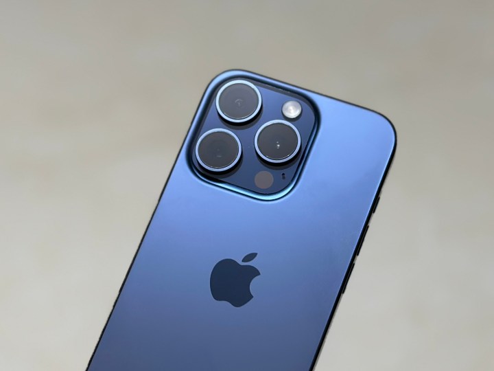 A parte traseira de um iPhone 15 Pro azul.