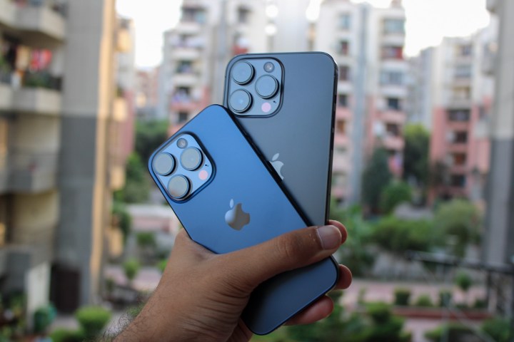 iPhone 15 Pro e iPhone 14 Pro Max em mãos.