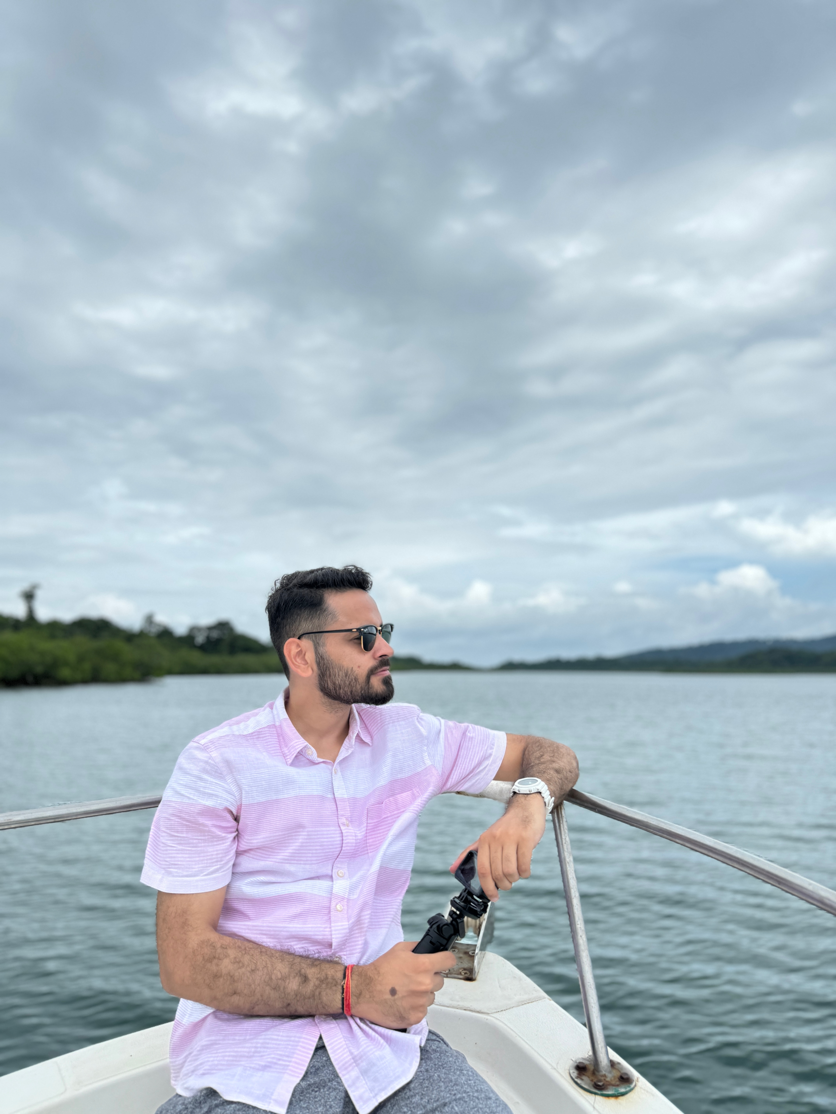 Retrato de Prakhar Khanna tirado em um barco clicado no iPhone 15 Pro.