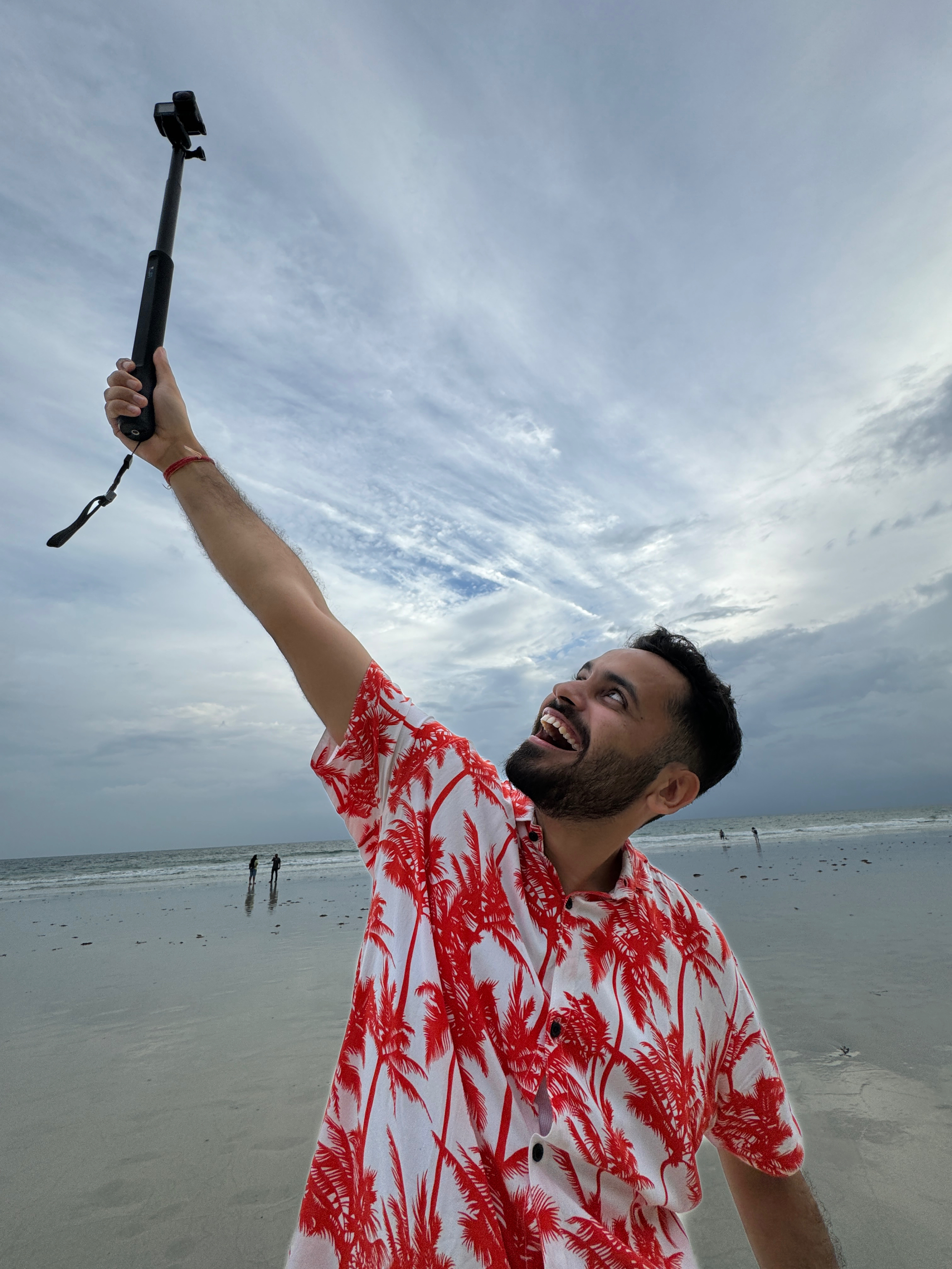 Prakhar Khanna com camisa estampada vermelha clicou no iPhone 15 Pro.