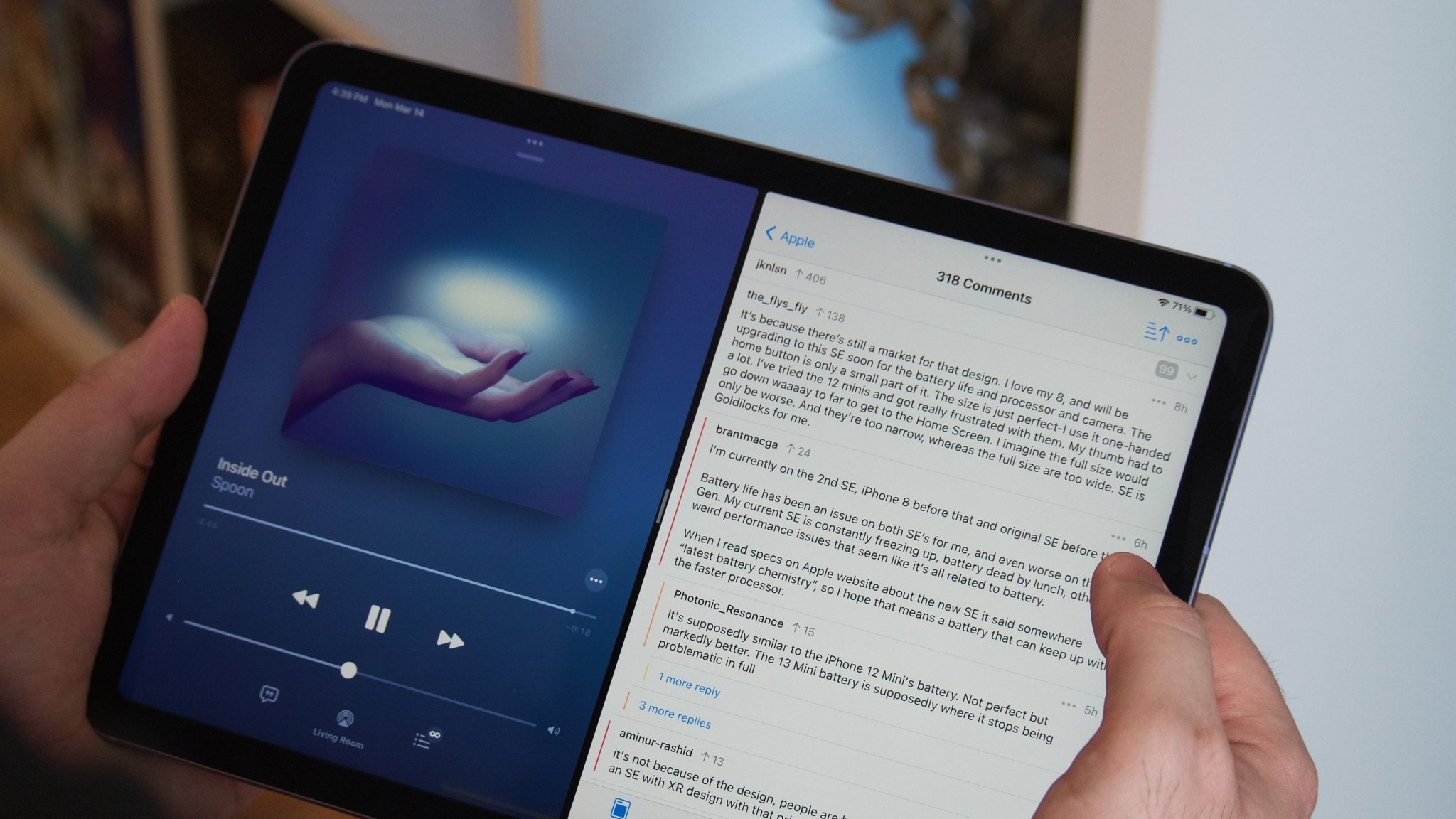 iPad Air 5 em mãos com o aplicativo Apple Music and Notes aberto na visualização dividida