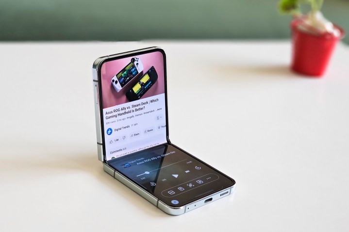 Recursos do modo YouTube Flex no Samsung Galaxy Z Flip 5.