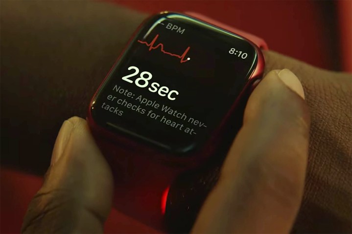 Pessoa verificando a frequência cardíaca no novo Apple Watch Series 7.