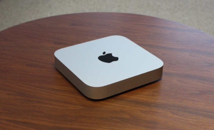 O Mac mini em uma mesa de madeira.