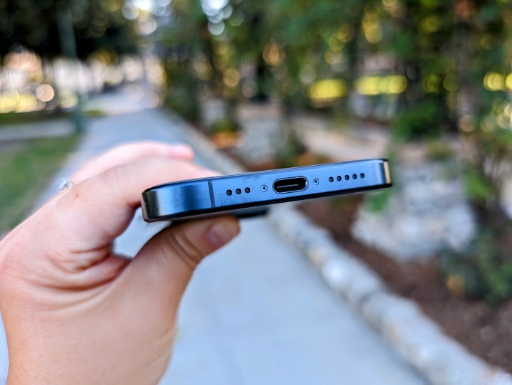 Blue Titanium iPhone 15 Pro mostrando porta USB-C.