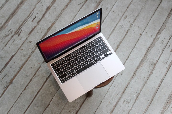 O MacBook Pro com motor M1 visto de um ângulo elevado.