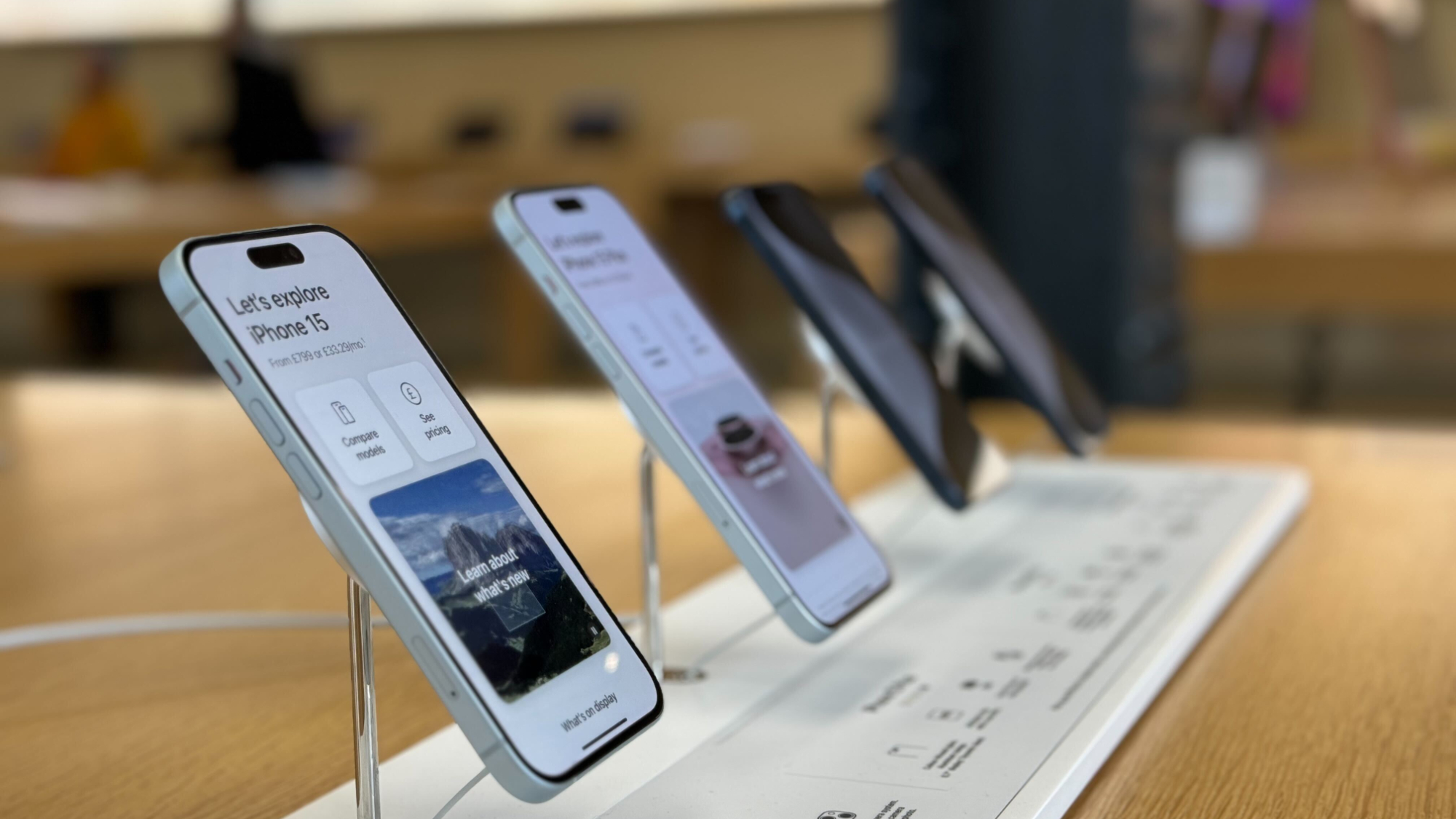 iPhone 15 em exposição em uma loja da Apple