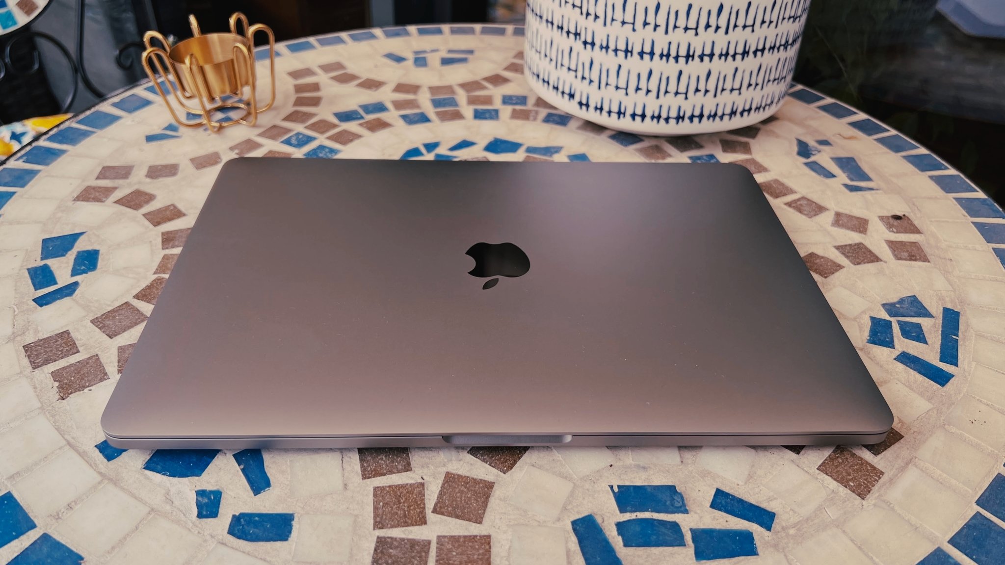 M2 Macbook Pro de 13 polegadas fechado com logotipo da Apple exibido