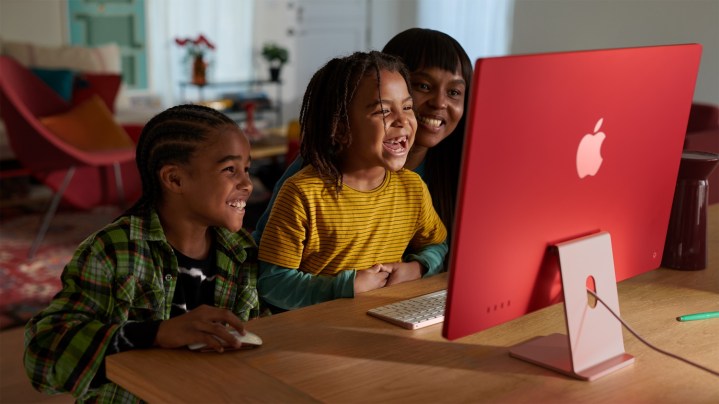 Uma família olhando para o iMac M3.