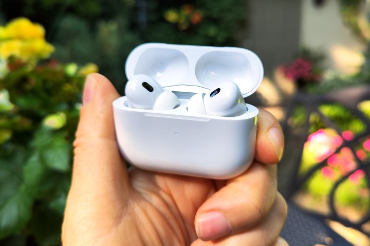 Apple AirPods Pro 2 dentro do estojo de carregamento.