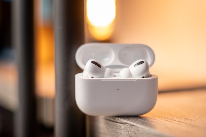 O Apple AirPods Pro dentro do estojo de carregamento sem fio.