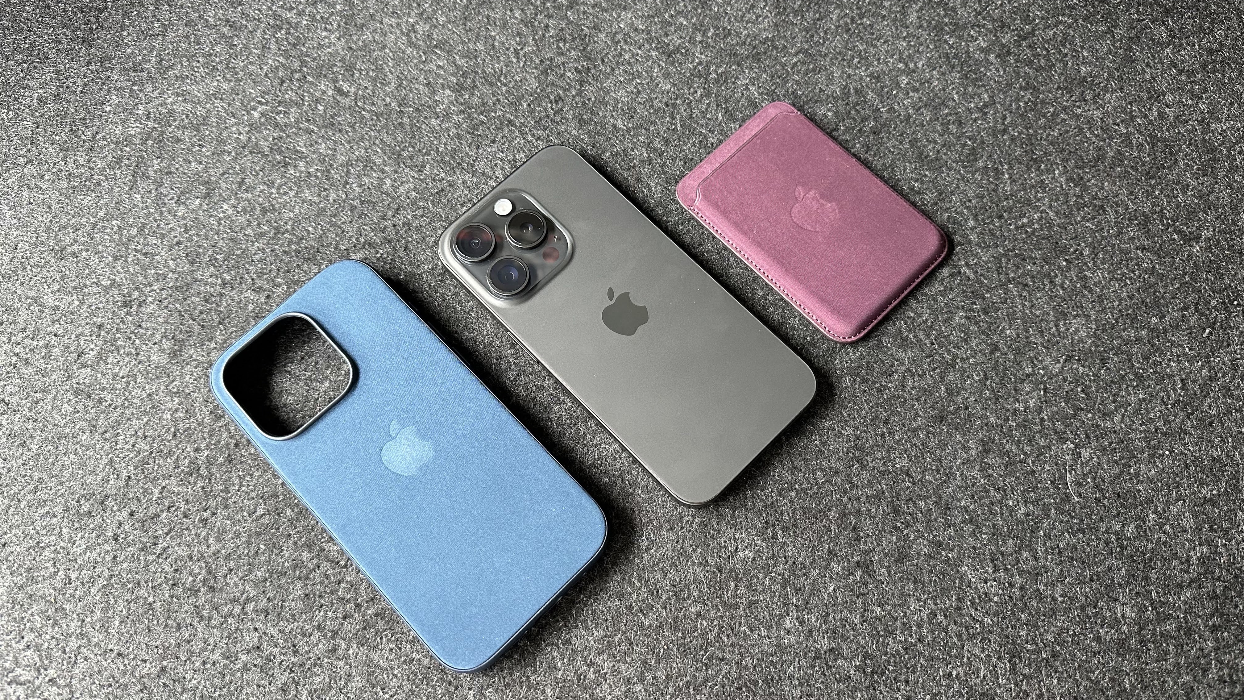 O iPhone 15 Pro com capa Apple FineWoven Pacific Blue.