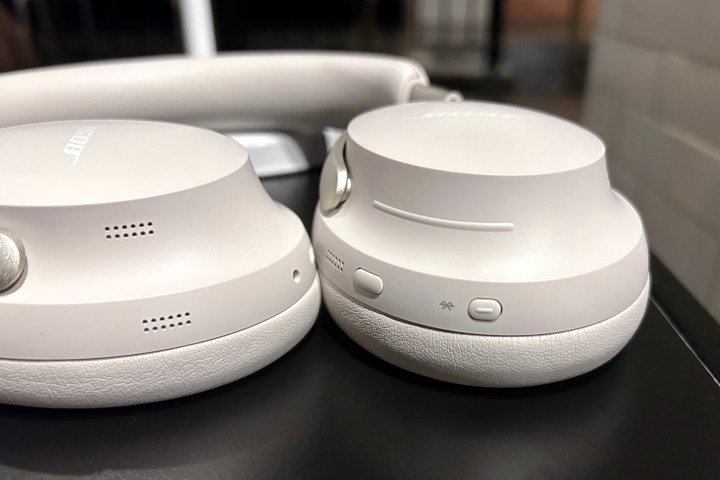 Fones de ouvido Bose QuietComfort Ultra em branco.