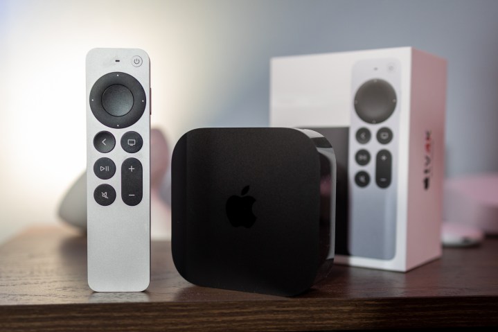 Hardware Apple TV 4K com controle remoto e caixa de varejo.