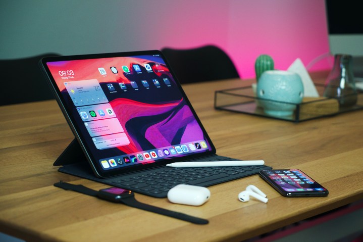 iPad Pro em uma mesa com outros dispositivos e acessórios Apple.