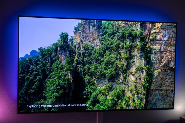 Um protetor de tela na Apple TV 4K visto em uma televisão.