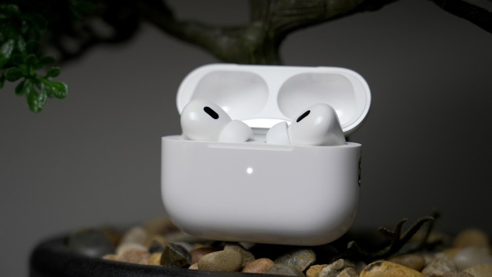 Apple AirPods Pro 2 em seu case USB-C e MagSafe.