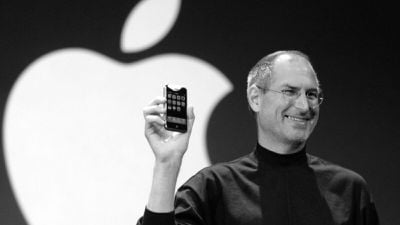 Steve Jobs segurando o iPhone