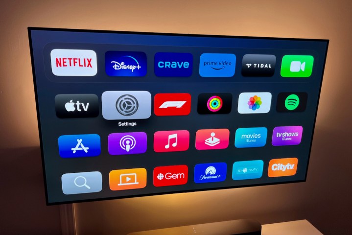 O menu principal da Apple TV mostrando o aplicativo Configurações em destaque.