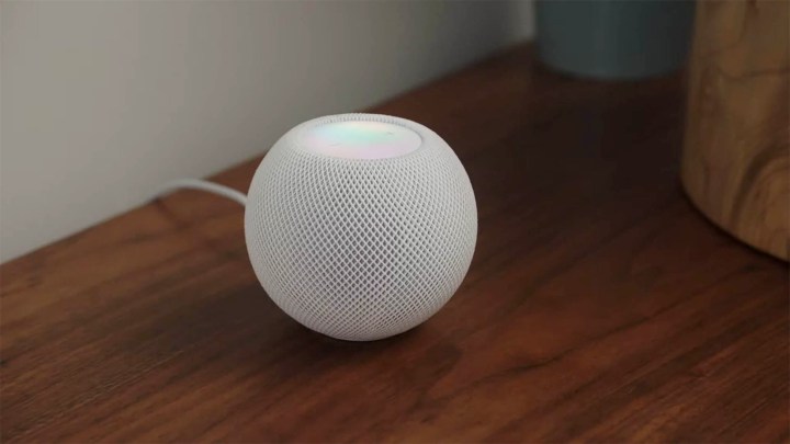 Um mini HomePod branco sobre uma mesa.