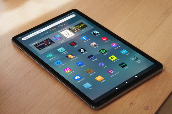 Tablet Amazon Fire Max 11 colocado sobre uma mesa.