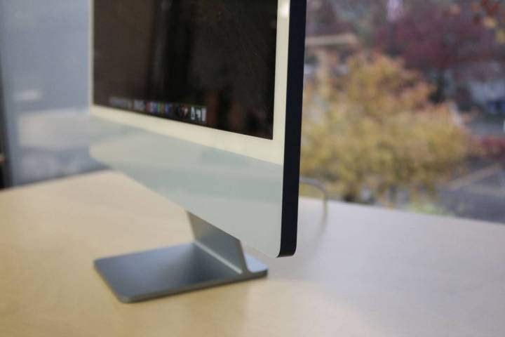 O perfil do iMac em uma mesa.