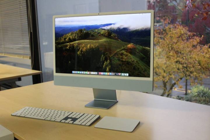 A exibição do iMac na frente de uma janela.