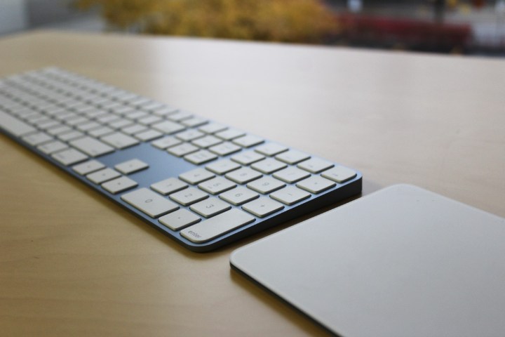 O Magic Keyboard e o trackpad em uma mesa.