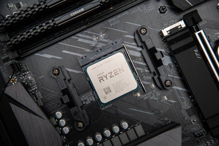 AMD Ryzen 7 5800X3D encaixado em uma placa-mãe.